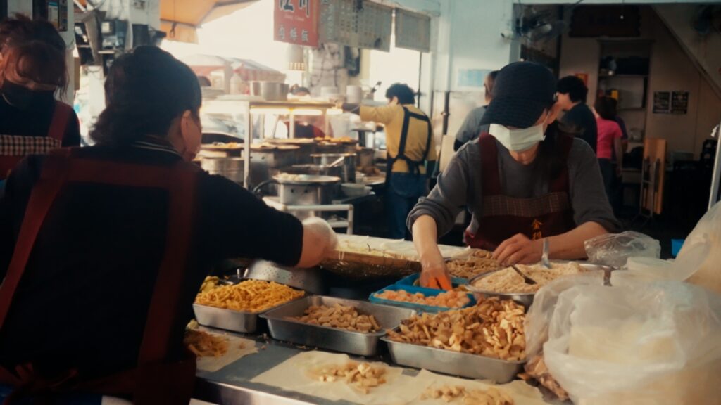 Fresh Tainan-style spring rolls filled with vegetables and peanut powder at Jin De Chun Spring Rolls 金德春捲